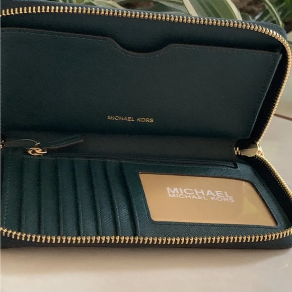 MICHAEL KORS JET SET LARGE FLAT GREEN LEATHER WALLET/WRISTLET PHONE CASE NEW TAG - Picture 6 of 12